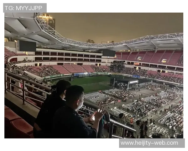 上海足球比赛激情四溢球迷齐聚见证绿茵场上的荣耀与梦想 上海足球比赛激情四溢球迷齐聚见证绿茵场上的荣耀与梦想